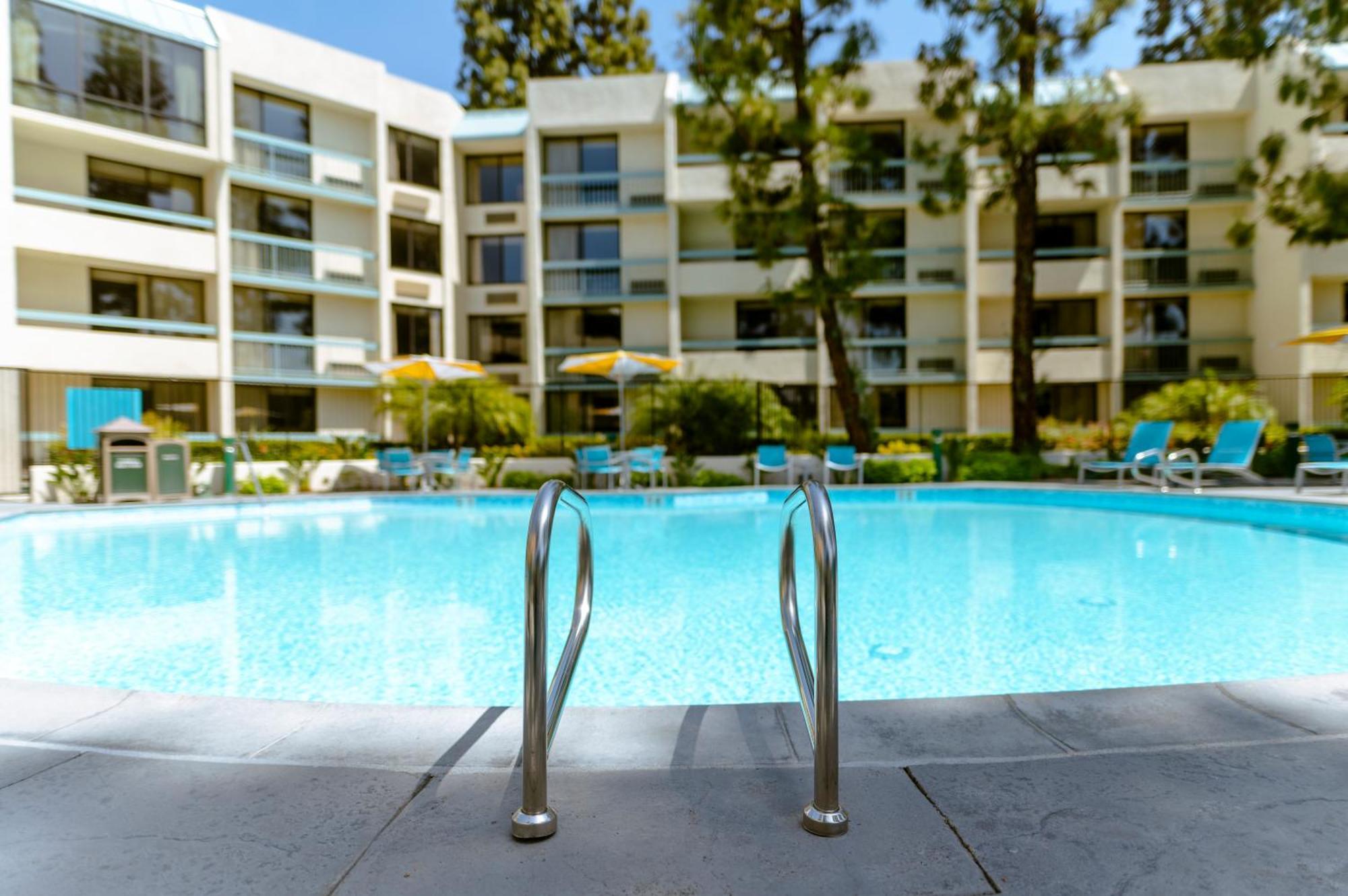 Howard Johnson By Wyndham Anaheim Hotel & Water Playground Екстериор снимка