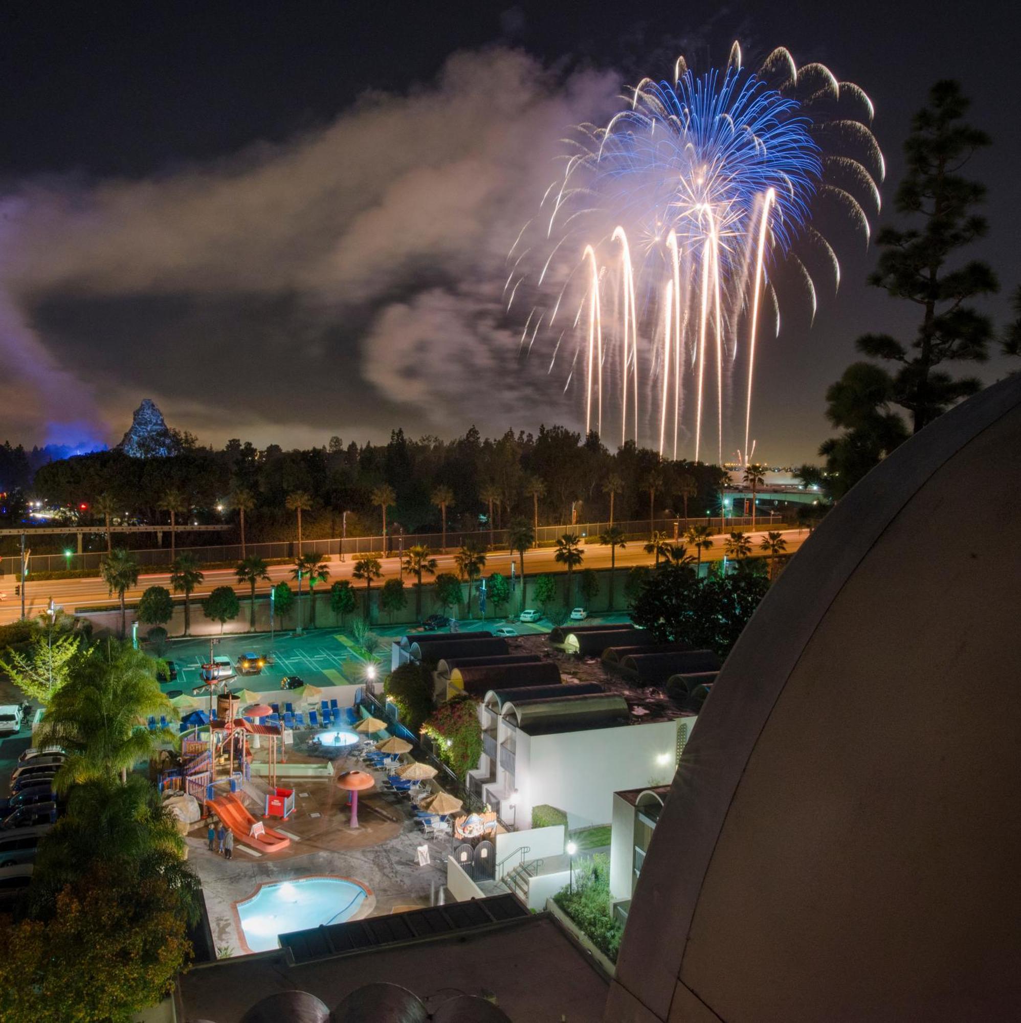 Howard Johnson By Wyndham Anaheim Hotel & Water Playground Екстериор снимка