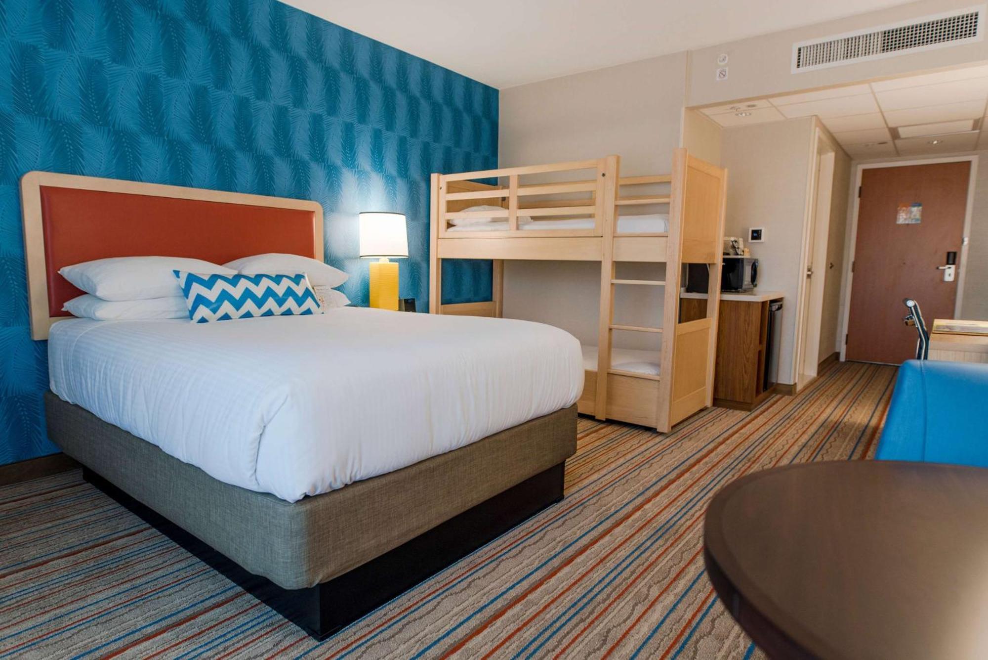 Howard Johnson By Wyndham Anaheim Hotel & Water Playground Екстериор снимка