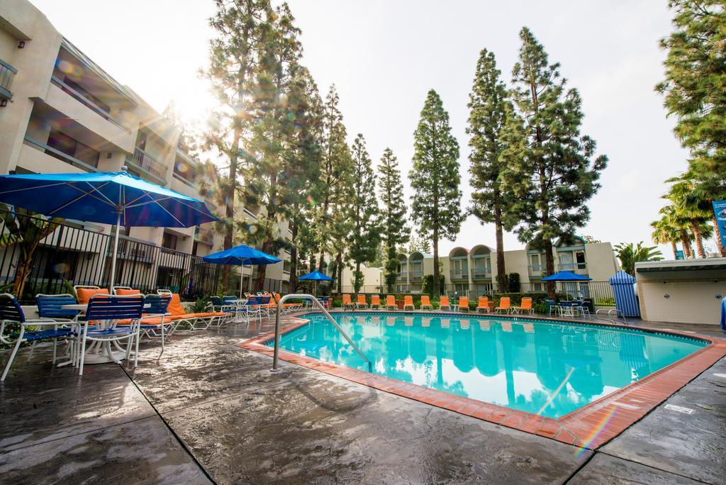 Howard Johnson By Wyndham Anaheim Hotel & Water Playground Екстериор снимка